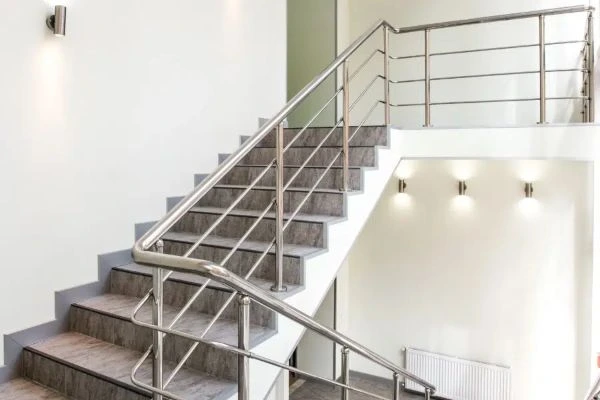 Barandilla metálica en una escalera interior de Pamplona