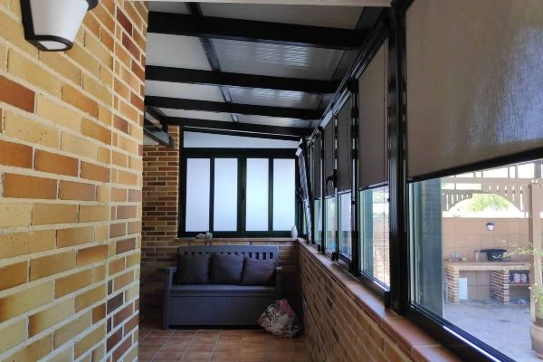 Cerramiento metálico de una terraza en una vivienda de Pamplona