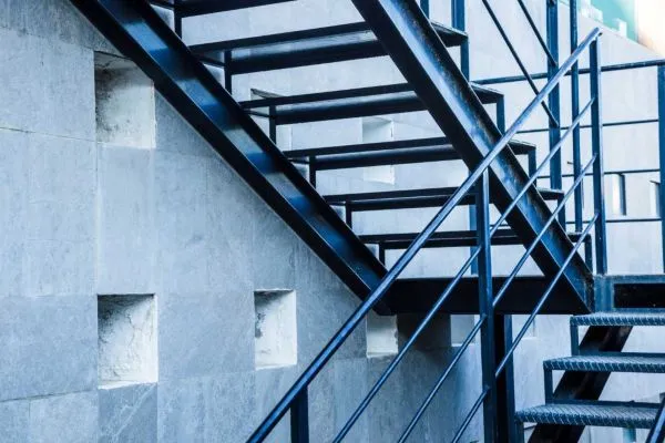 Escalera metálica exterior instalada en una vivienda de Navarra