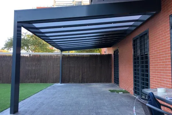 Estructura metálica en construcción para una nave en Pamplona