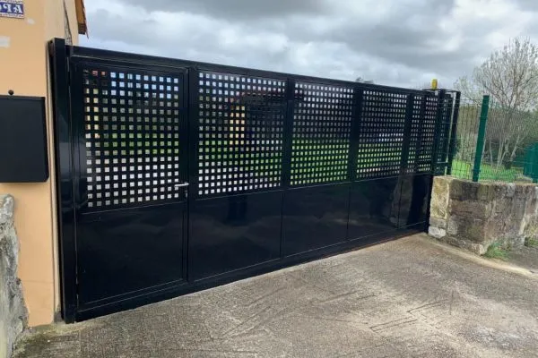 Puerta metálica instalada en el acceso de una vivienda en Pamplona