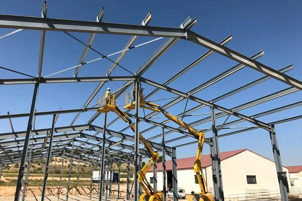 Estructura metálica instalada en una nave industrial de Pamplona
