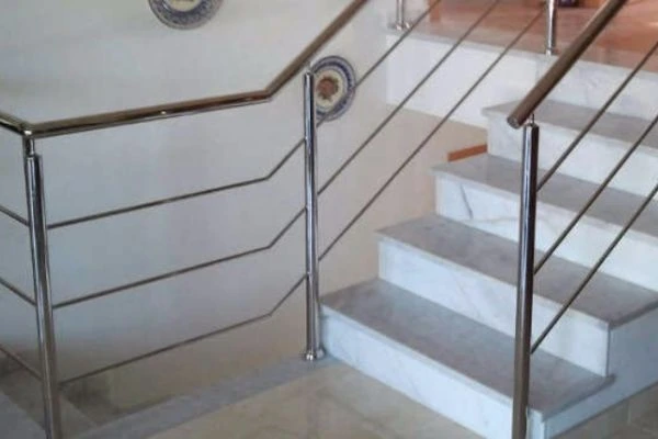 Barandilla metálica interior en una vivienda de Pamplona