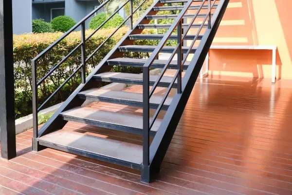 Escalera metálica exterior en una vivienda de Navarra