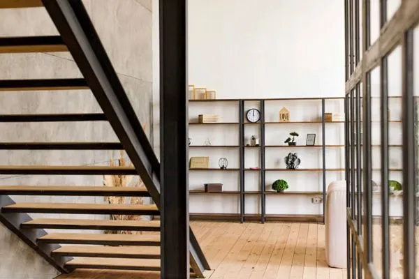 Escalera metálica interior en una vivienda de Pamplona