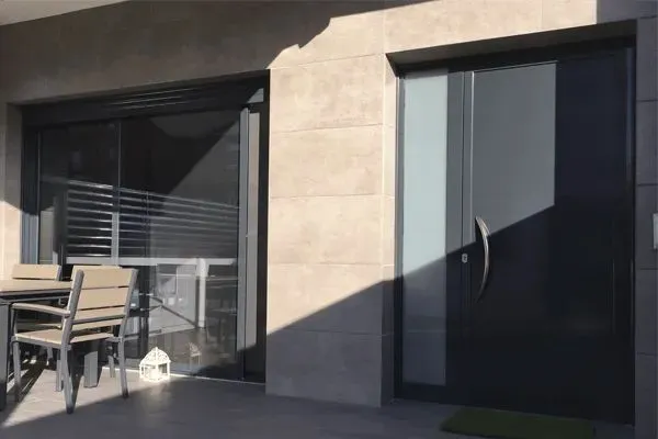 Puerta metálica de entrada a una vivienda de Pamplona