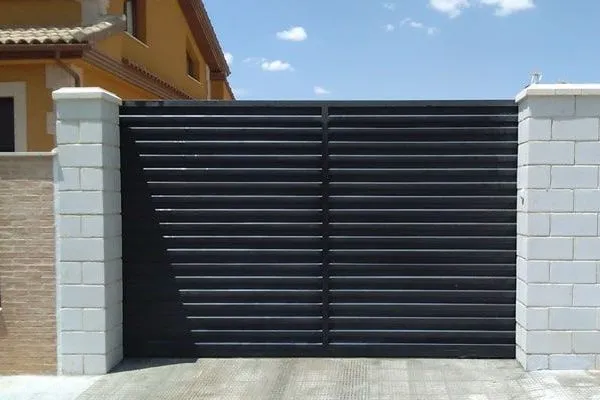 Puerta metálica instalada en una vivienda de Pamplona