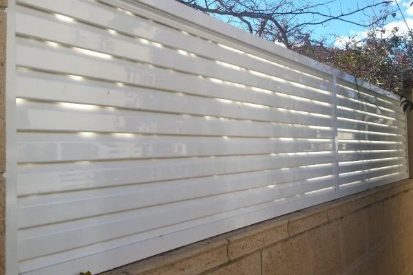 Valla metálica blanca instalada en una vivienda de Pamplona